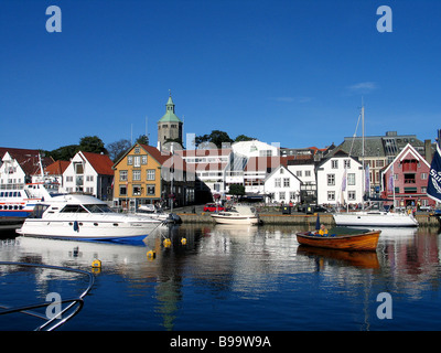 Charmanten Häusern, Cafés und Restaurants entlang der Uferpromenade im Hafen von Stavanger, Norwegen Stockfoto