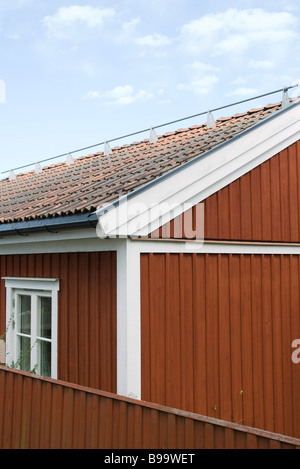 Haus mit Metallstange auf Dach, Nahaufnahme, beschnitten Stockfoto