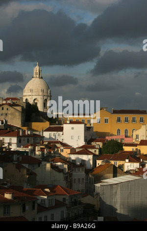 Die gewölbte nationalen Pantheon links scheint über der Altstadt Alafama in Lissabon. Stockfoto