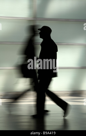 Silhouetten von zwei Passanten Stockfoto