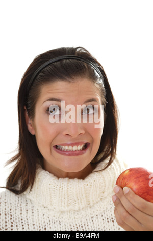 Porträt der jungen Frau mit roter Apfel, Blick in die Kamera Stockfoto