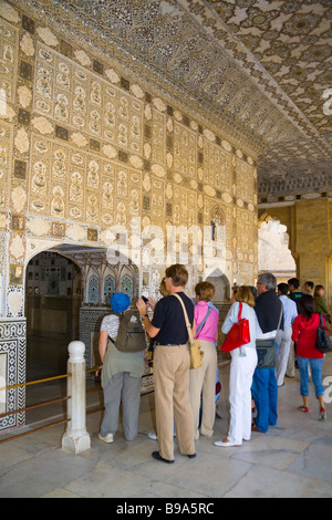 Touristen, Spiegelsaal, Sheesh Mahal in Amber Palace auch bekannt als Amber Fort, Bernstein, in der Nähe von Jaipur, Rajasthan, Indien Stockfoto