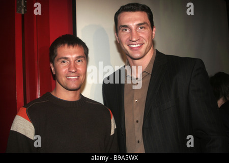 Licht der Ukraine Mitte World Boxing Champion southpaw Sergey Dzindziruk und Wladimir Klitschko, der Ukraine Professional heavyweight Boxing superstar Stockfoto