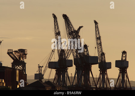 Sonnenuntergang über die Krane bei BAE Systems-Werft in Govan, Glasgow, Schottland, UK Stockfoto