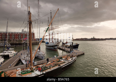 Sonnenuntergang über traditionelle Segelschiffe Gunwharf Quays Portsmouth Stockfoto