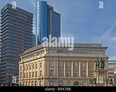 Goetheplace mit Figuren und im Hintergrund die Deutsche Bank und die Helaba die ausstehenden für Sparkassen Stockfoto