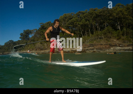 Standup Surfen Noosa Queensland Stockfoto