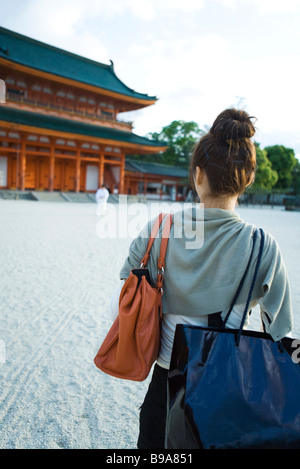 Weiblich, nähert sich der japanischen Tempel, Rückansicht Stockfoto