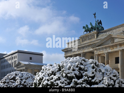 Berlin Paris Platz Brandenburger Tor Quadriga mit Schnee Stockfoto