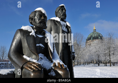 Schneelandschaft bei Marx und Engels Skulptur Hintergrund Berliner Dom Zentrum Stockfoto