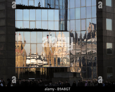 Reflexion der Dom und der Londoner St. Pauls im modernen Büro-Glasbaustein mit Pendler zur Arbeit in Forground eilen Stockfoto