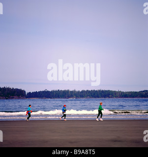 Drei Frauen, die Joggen auf Chesterman Beach in der Nähe von Pacific Rim National Park, Westküste, Vancouver Island, BC British Columbia Kanada Stockfoto