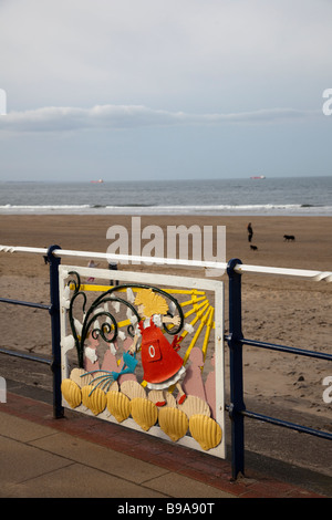 Seeszenen, Tafeln von farbigen Schmiedeeisen-Kunstwerken auf der Promenade Esplanade Geländer in Saltburn, Teesside (Cleveland), Nordostengland, Großbritannien Stockfoto