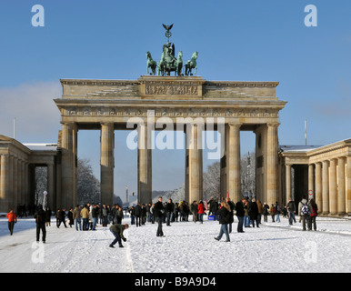 Berlin Paris Platz Brandenburger Tor Quadriga im Winterschnee Stockfoto