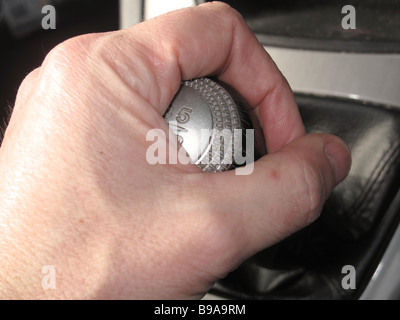 Treiber-Hand am Schalthebel Stockfoto
