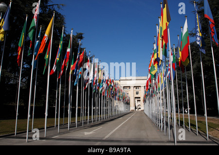 Flagge gesäumten Route führt zu den Palais des Nationen Büros der Vereinten Nationen Genf Schweiz Stockfoto