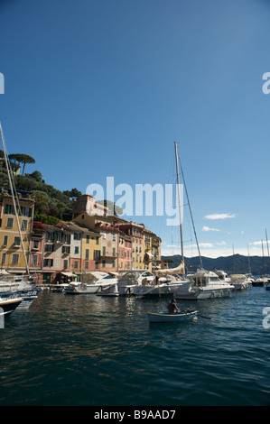 Der malerische Hafen von Portofino entlang der Amalfiküste in Italien, anders als die Italienische Riviera Stockfoto