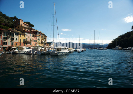 Der malerische Hafen von Portofino entlang der Amalfiküste in Italien, anders als die Italienische Riviera Stockfoto