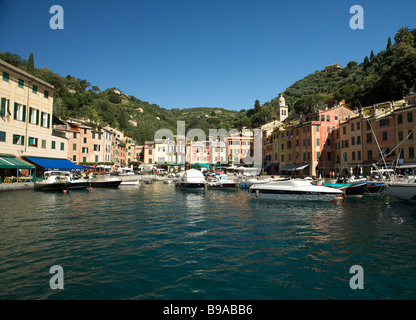 Der malerische Hafen von Portofino entlang der Amalfiküste in Italien, anders als die Italienische Riviera Stockfoto