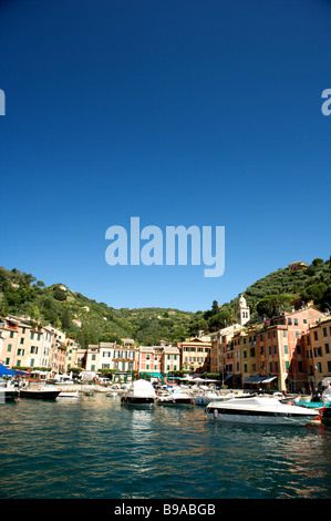 Der malerische Hafen von Portofino entlang der Amalfiküste in Italien, anders als die Italienische Riviera Stockfoto