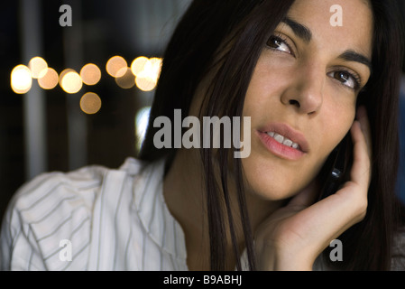 Frau mit Handy, Porträt Stockfoto