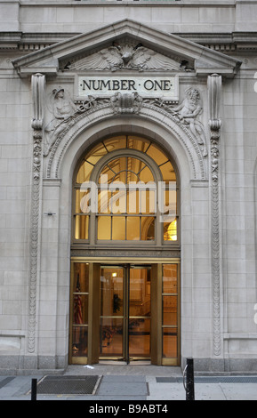 Nummer eins Inschrift über einer Tür auf eine Bilding in der Innenstadt von Manhattan, New York. Stockfoto