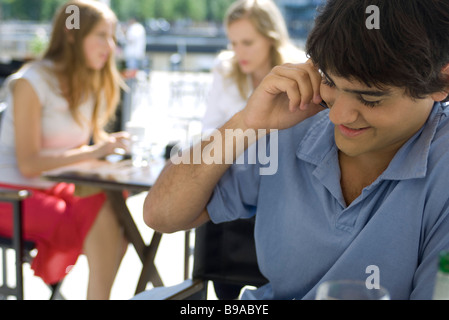Junger Mann mit Handy im freien Stockfoto