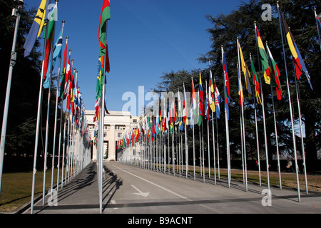 Flagge gesäumten Route führt zu den Palais des Nationen Büros der Vereinten Nationen Genf Schweiz Stockfoto