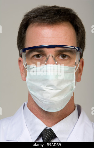 Männlichen Arzt tragen Schutzmaske Stockfoto