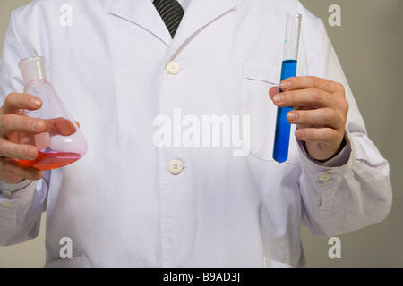 Nahaufnahme der Wissenschaftler hält Becher Stockfoto