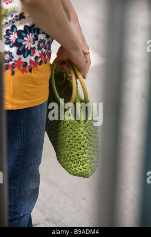 Frau mit Handtasche, beschnitten Ansicht Stockfoto