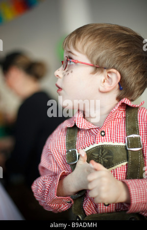 verschleierte junge Kinder Karneval Stockfoto