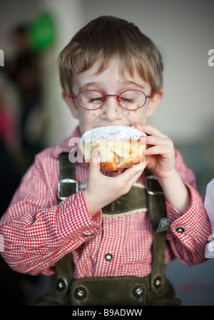 verschleierte junge Kinder Karneval Stockfoto