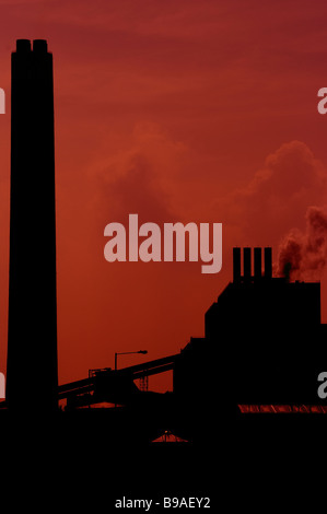 Silhouette der Kingsnorth Kraftwerk vor einem roten Himmel auf der Isle Of Grain Kent England Stockfoto