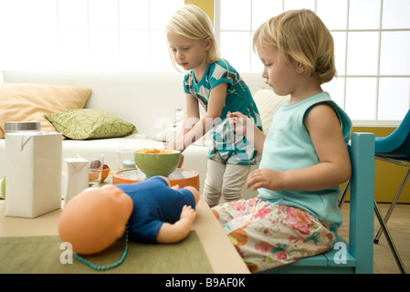 Kleine Mädchen essen Müsli an unordentlich Tisch Stockfoto