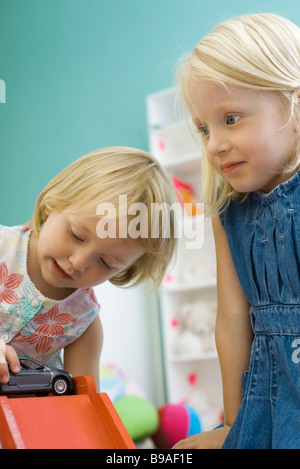 Mädchen spielen mit Spielzeug-Auto Stockfoto