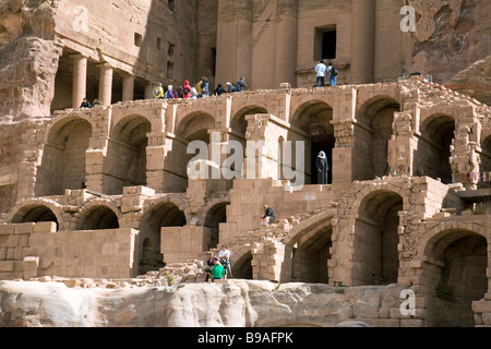 Touristen an der Urne Grab, Petra, Jordanien Stockfoto