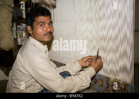 Mann mit Webstuhl während handgefertigten Teppich herzustellen, Sanganer, in der Nähe von Jaipur, Rajasthan, Indien Stockfoto