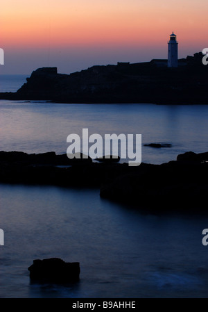 Ein Sonnenuntergang über betrachten Godrevy Leuchtturm, Cornwall, England Stockfoto