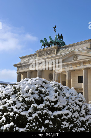 Berlin Paris Platz Brandenburger Tor Quadriga mit Schnee Stockfoto