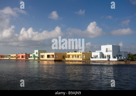 Buntes neue Gehäuse sitzt auf der Lagunenseite Ambergris Caye, Belize. Stockfoto