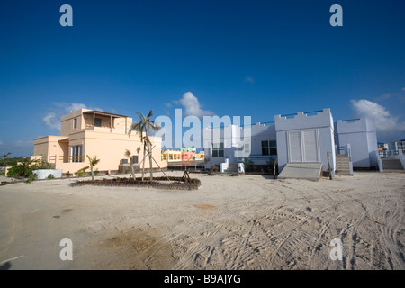 Buntes neue Gehäuse sitzt auf der Lagunenseite Ambergris Caye, Belize. Stockfoto