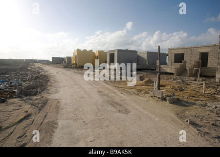 Buntes neue Gehäuse sitzt auf der Lagunenseite Ambergris Caye, Belize. Stockfoto