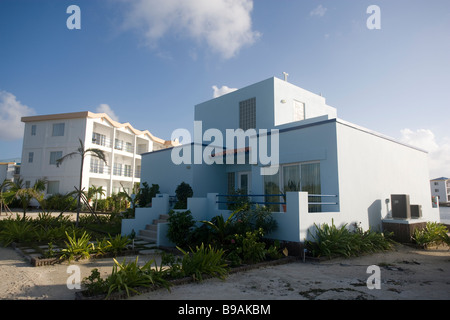 Buntes neue Gehäuse sitzt auf der Lagunenseite Ambergris Caye, Belize. Stockfoto