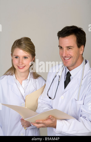 Ärzte, die Beratung über Patientenakte Stockfoto