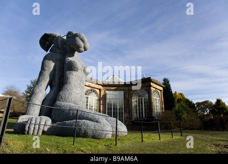 Frau Hase oder sitzen, eine Skulptur in Yorkshire Sculpture Park, einer der führenden europäischen Open-Air-Galerien Stockfoto