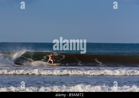 Surfer Surfen den Umbruch am Playa Dominical in Puntarenas, Costa Rica. Stockfoto