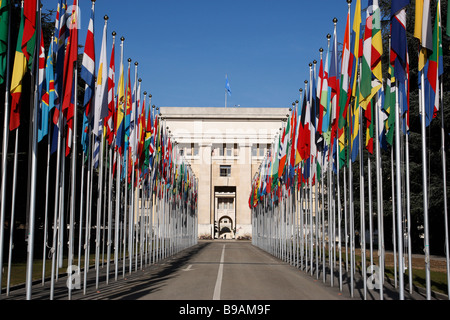 Flagge gesäumten Route führt zu den Palais des Nationen Büros der Vereinten Nationen Genf Schweiz Stockfoto