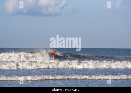 Surfer Surfen den Umbruch am Playa Dominical in Puntarenas, Costa Rica. Stockfoto