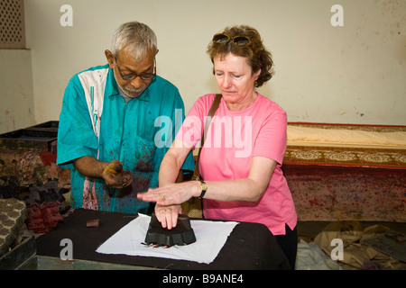 Weibliche Touristen Block Drucken Stoff von hand Sanganer, in der Nähe von Jaipur, Rajasthan, Indien Stockfoto